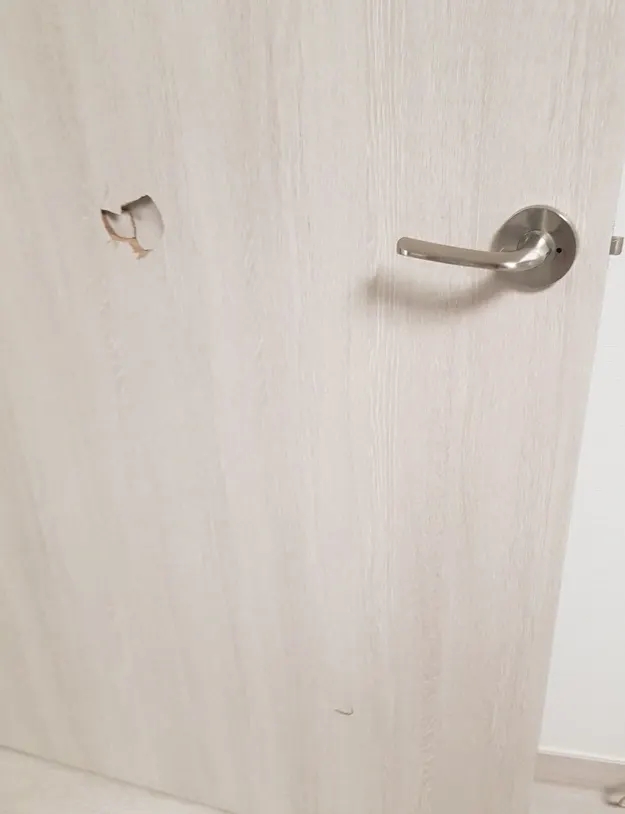관악 문짝부분복원수리 손잡이 옆 문짝 구멍 복원 전 사진